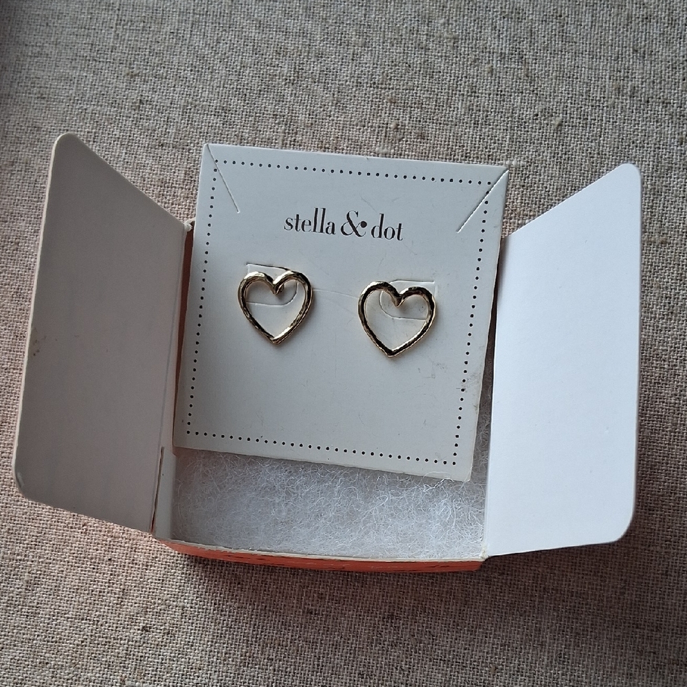 Stella & Dot Hammered Heart Earrings In Gold